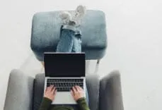 Para qué sirve un reposapiés de oficina