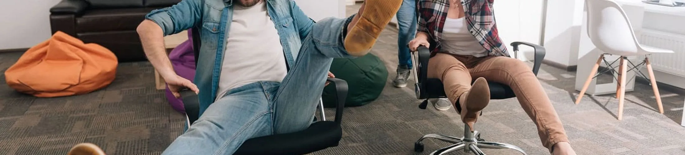 ¿Cómo cambiar las ruedas a una silla de oficina?